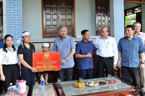 Đại tướng Tô Lâm thăm hỏi, động viên các gia đình liệt sĩ trong vụ việc xảy ra ở Đắk Lắk