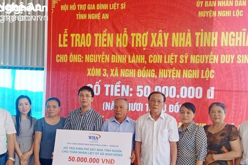 Trao 50 triệu đồng hỗ trợ xây dựng nhà cho thân nhân liệt sĩ ở huyện Nghi Lộc