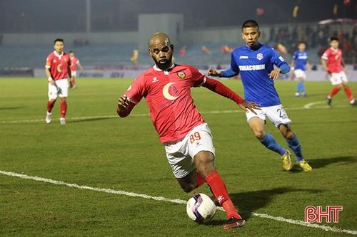 Ngoại binh Hà Tĩnh từng đá hỏng 2 quả penalty chuyển sang đá phủi