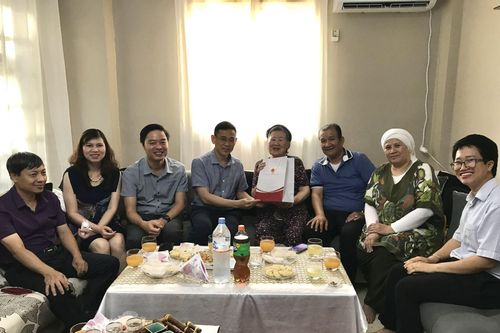 Đại sứ quán Việt Nam thăm hỏi gia đình kiều bào tại Algeria nhân dịp lễ Eid Al-Adha