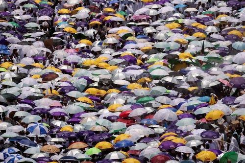 Hàng triệu người bất chấp cái nóng 48 độ C hành hương đến Thánh địa Mecca
