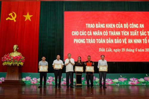 Bộ trưởng Tô Lâm trao bằng khen cho người dân tham gia truy bắt khủng bố