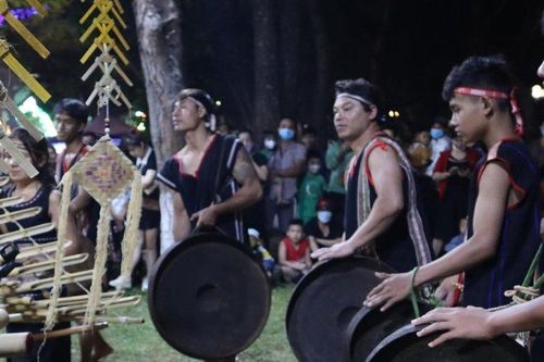 Chuyện chiêng và làng Tây Nguyên