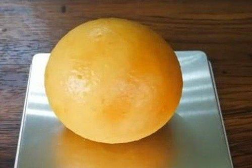 Làm thịt gà mái 5 năm không đẻ, chủ kinh ngạc khi nhìn thấy 'báu vật'