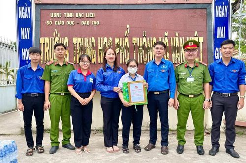 Trên đường đi thi về, thí sinh nhặt được chiếc ví tiền giá trị liền có hành động đáng khen