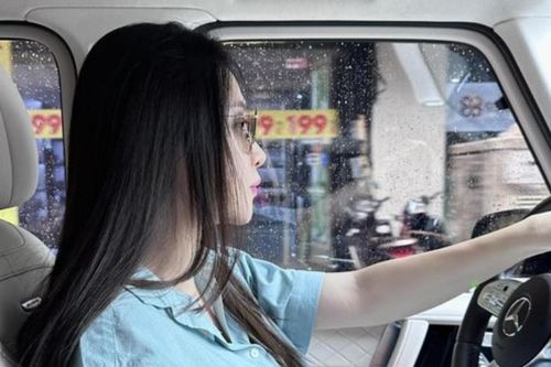 Đàm Thu Trang ra đường sau thời gian ở cữ, vẫn không quên một nhiệm vụ đặc biệt quan trọng