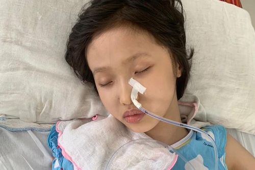 Bé gái 10 tuổi bị căn bệnh quái ác chỉ mong lại được nhìn thấy mẹ