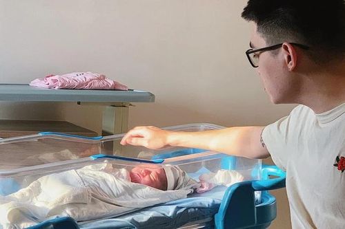 Hình ảnh xúc động trong phòng sinh lúc 2h sáng, điều mẹ bỉm nào cũng trân trọng