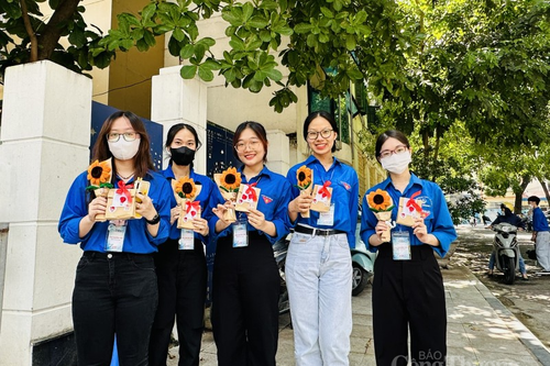 Chùm ảnh: Những hình ảnh đẹp của thanh niên tình nguyện tiếp sức mùa thi