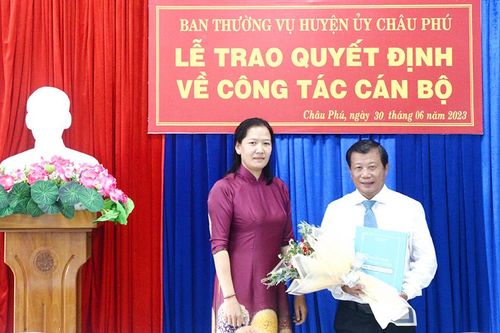 Trao quyết định bổ nhiệm Chánh Thanh tra huyện Châu Phú