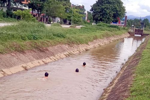 Tiềm ẩn nguy cơ đuối nước khi trẻ tắm kênh Đại Thủy nông Nậm Rốm