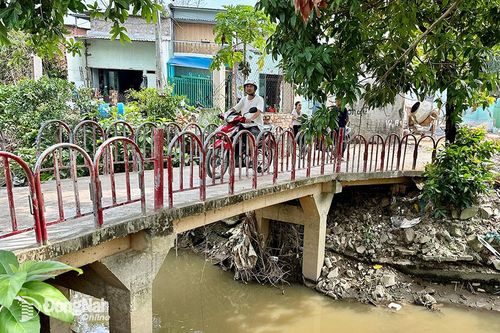 Giữ an toàn khi qua suối mùa mưa