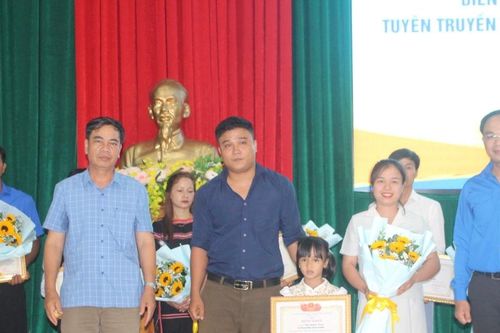 Gia Lai: Tuyên dương 15 gia đình trẻ tiêu biểu