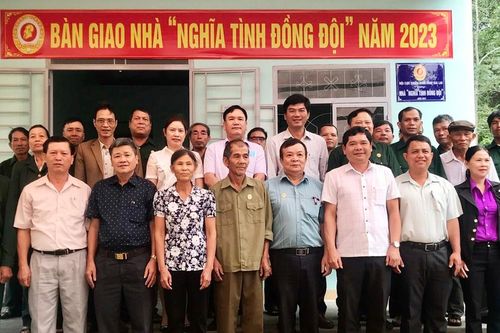 Bàn giao nhà 'Nghĩa tình đồng đội' cho cựu chiến binh tại xã Ayun