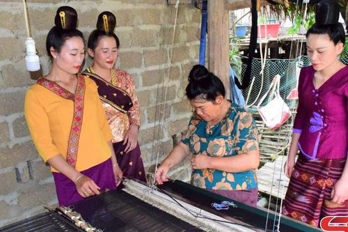 Nét đẹp trang phục dân tộc Lào bản Mường Và