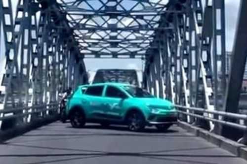 Xử phạt 5 triệu đồng tài xế taxi tự ý quay đầu trên cầu Trường Tiền giờ cao điểm