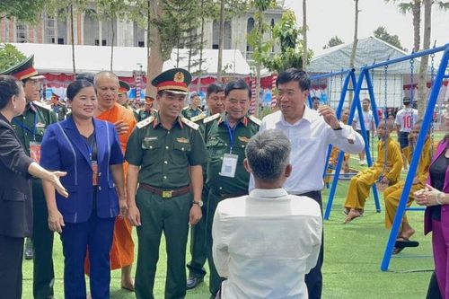 Bình Phước: Trung tướng Nguyễn Doãn Anh và lãnh đạo tỉnh thăm chùa Sóc Lớn
