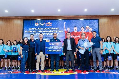 TCP Việt Nam - Red Bull trao tặng hơn một tỷ đồng cho đội tuyển Nữ và Ban Huấn luyện
