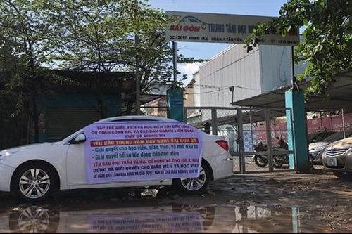 Học viên và giáo viên một trường lái xe kêu cứu