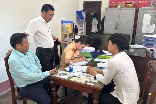 Tài xế taxi điện nghênh ngang quay đầu xe trên cầu Trường Tiền