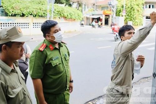 Phạt nhân viên công ty thông cống 'Uy tín nhất' vì dán quảng cáo trái phép