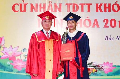 Văn Quyết tốt nghiệp cử nhân chuyên ngành bóng đá