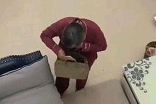 Phát hiện mẹ chồng lục túi xách, con dâu òa khóc vì xúc động