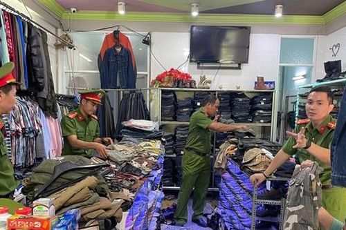 Huế: Phát hiện cơ sở bày bán loạt áo quần rằn ri cấm nhập khẩu