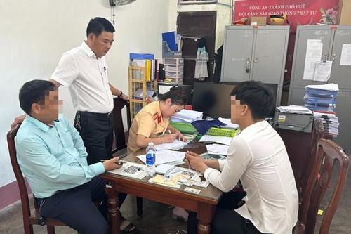 Phạt tài xế taxi điện quay đầu xe trên cây cầu nổi tiếng ở Huế