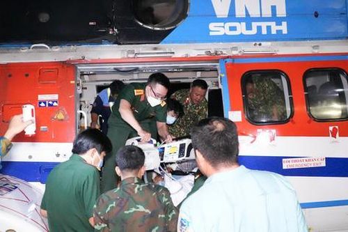 Trực thăng đưa ngư dân bị đột quỵ nặng từ Trường Sa về đất liền điều trị