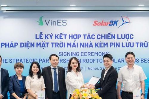 VinES và SolarBK hợp tác thúc đẩy sử dụng giải pháp điện mặt trời mái nhà kèm pin lưu trữ năng lượng tại Việt Nam
