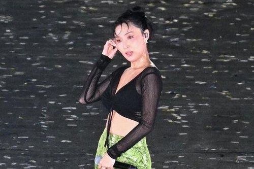 Hwasa trình diễn gợi cảm sau tin hẹn hò doanh nhân hơn 12 tuổi
