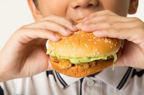 Trẻ bị béo phì có cần cho dầu mỡ vào bữa ăn nữa không?