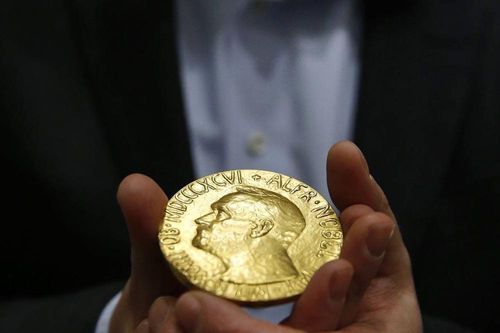 Tai hại ít ai biết đến sau khi thắng giải Nobel
