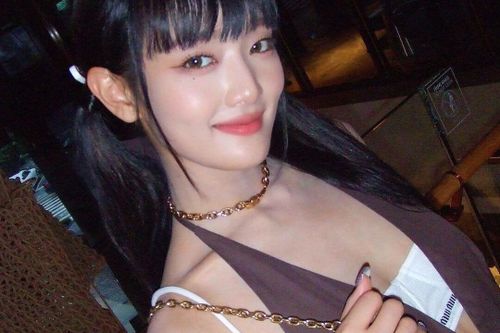 Nữ ca sĩ Thái Lan lộ nội y khi diện váy xẻ sâu