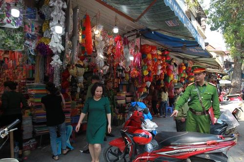 Kinh tế vỉa hè: Cần được thừa nhận và quản lý chặt chẽ