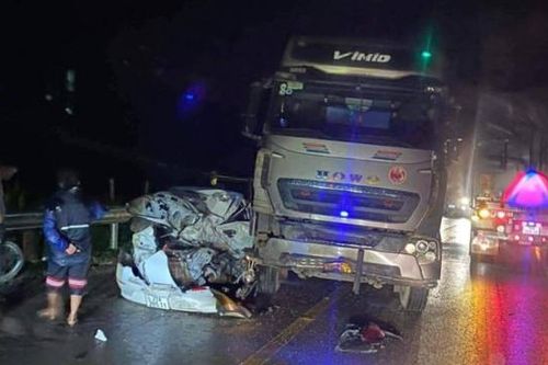 Tai nạn giao thông ngày 1/7/2023: Ôtô con bẹp dúm sau khi đâm xe đầu kéo