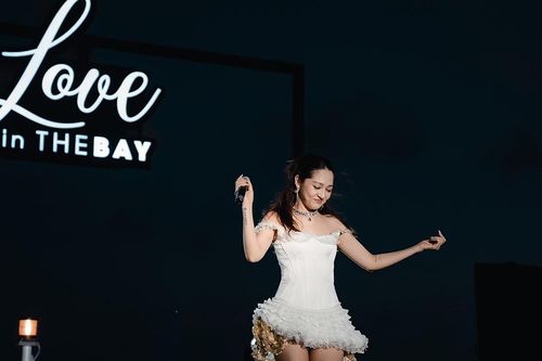 Hát cùng 'anh chồng quốc dân', Bảo Anh được fan nữ tỏ tình trên du thuyền