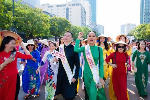NTK Đỗ Trịnh Hoài Nam lan tỏa tình yêu áo dài thông qua các khóa học thiết kế miễn phí