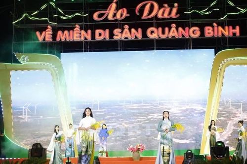 Trình diễn áo dài thiết kế từ cảm hứng hang động ở miền di sản Quảng Bình