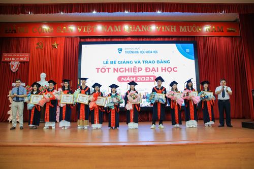 Trao bằng tốt nghiệp cho hơn 350 sinh viên Trường ĐH Khoa học Huế