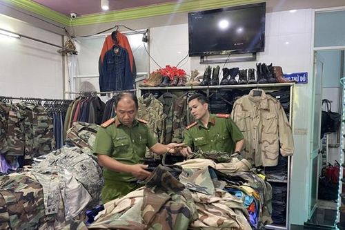 Thừa Thiên Huế: Một cửa hàng bị thu giữ hàng trăm bộ quần áo rằn ri, quân phục nước ngoài