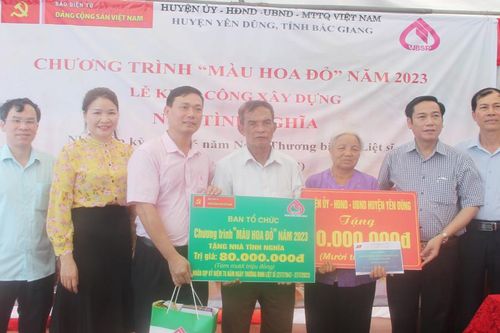 Báo điện tử Đảng Cộng sản Việt Nam trao tặng kinh phí xây dựng nhà cho các bệnh binh