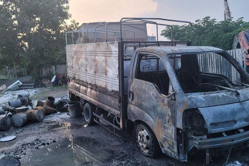 Ôtô bất ngờ bốc cháy khi đang sửa, người đàn ông bị bỏng nặng