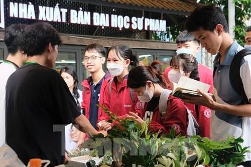 Giới trẻ Hà Nội nhận rác, tặng cây