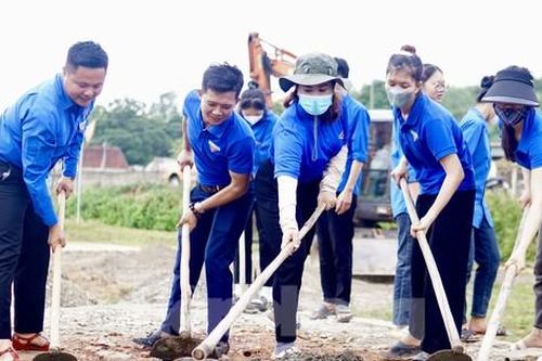Bạn trẻ không ngại nắng nóng 39 độ đổ bê tông sân khấu nhà văn hóa, sân vận động