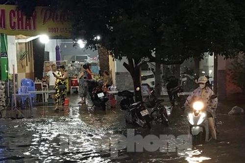 Mưa lớn ở Cần Thơ, nước dâng ngập nửa bánh xe