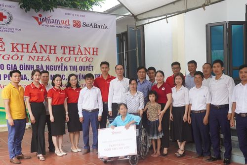 Người phụ nữ mù lòa bệnh tật hạnh phúc đón nhận 'Ngôi nhà mơ ước'