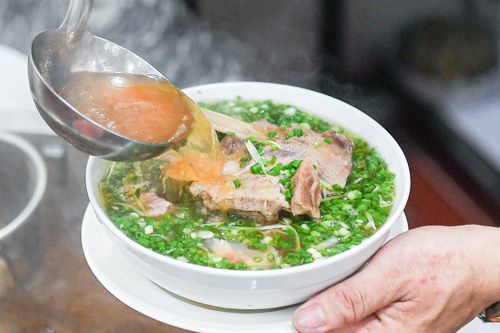 Quán phở bình dân của đầu bếp 9x từng nấu phở 'chọc trời' 920.000 đồng/tô