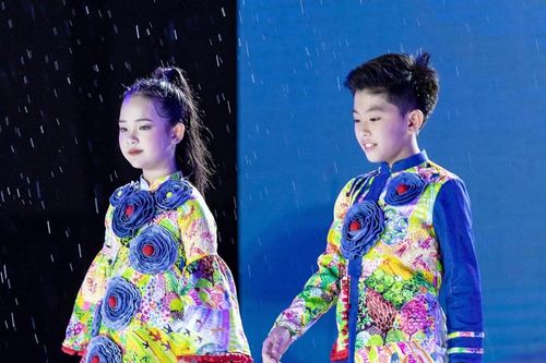 Mẫu nhí trình diễn áo dài tái chế từ quần áo cũ